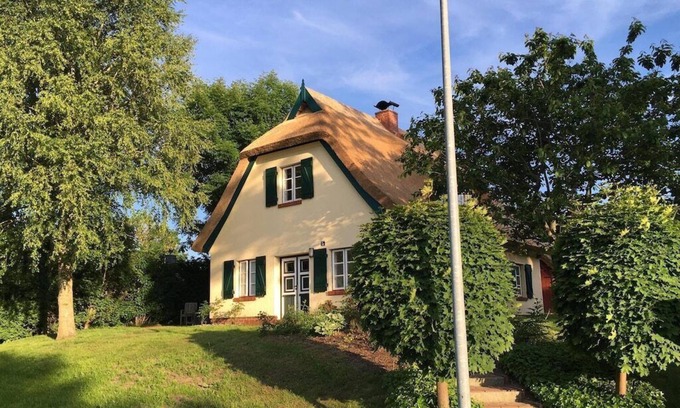 St. Leon House | Close to Shopping Possibilities and Restaurants/take Away