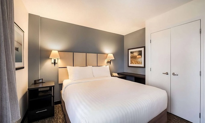 Waukegan Resort | Close to Six Flags Great America! 4 Convenient Units, Full Kitchen, Pets Allowed