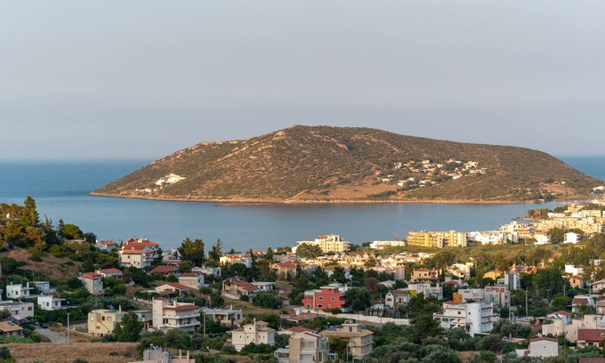 Markopoulo Mesogaias Villa | Close to the airport and the sea.