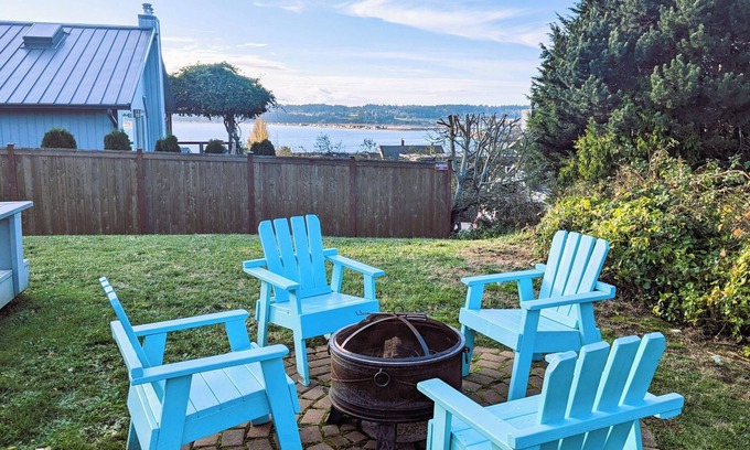 Clinton Cottage | Close to the beach and shops; fast wifi - as about flexible check in and outs!