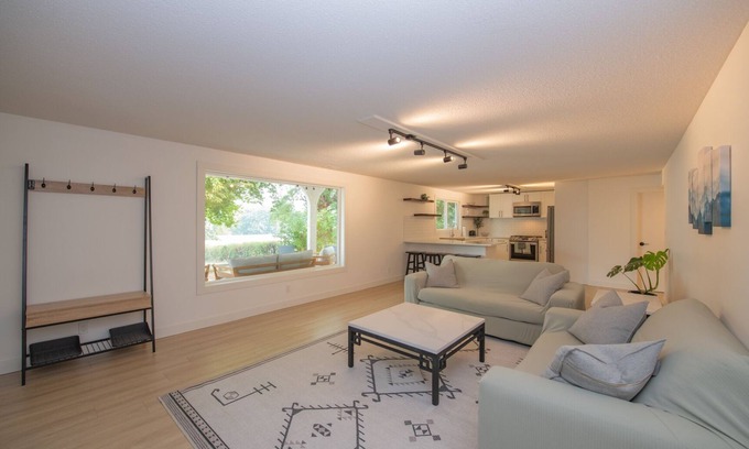 Vernon Apartment | Close to the beach, quiet neighborhood! - The Longacre Suite
