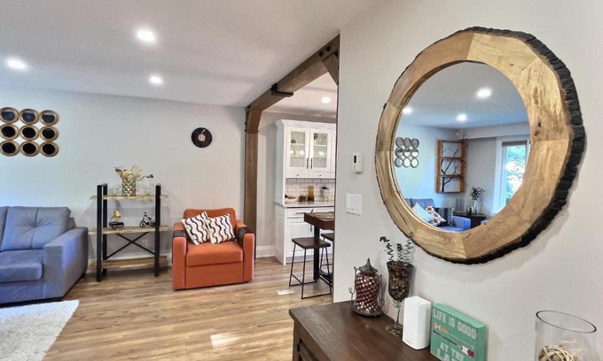 Barrie House | Close to the best of Barrie! The waterfront is mere minutes away!
