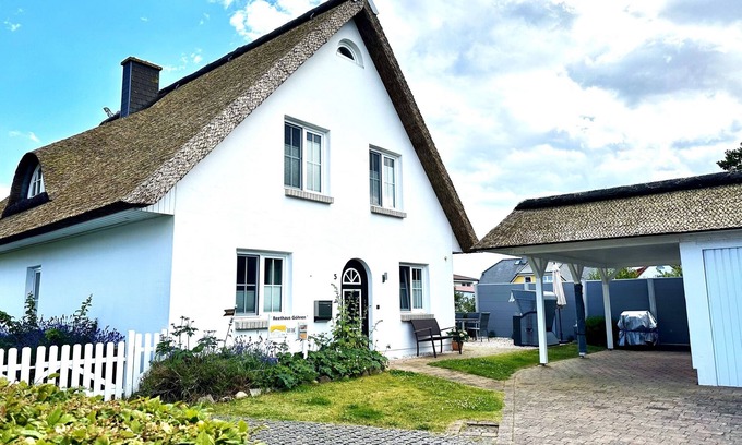 Gohren Apartment | Close to the sea, quiet location, use of swimming pool and sauna - Reethaus Göhren FeWo 01