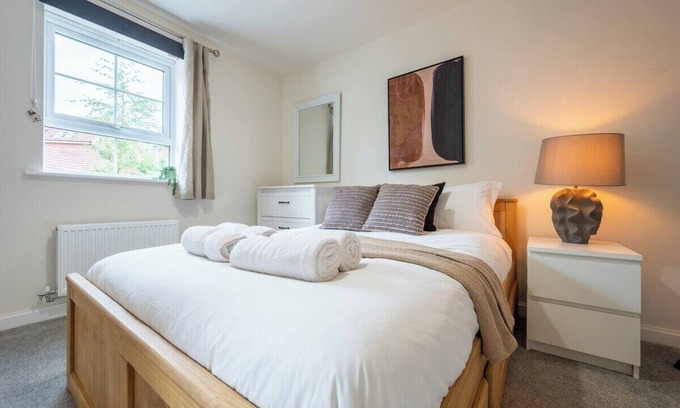 Acresford House | Close to Warwick University - Clover Way by Tŷ SA