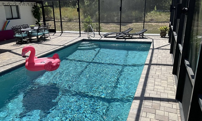 Spring Hill House | Close to Weeki Wachee Springs Fully Equipped Kitchen Fast WIFI KING Beds!