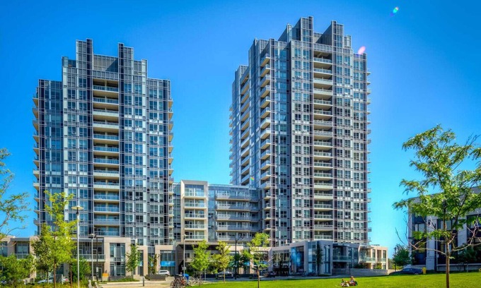 Willowdale Condo | Closed to subway 1+1 Luxury Condo With Parking and Wifi