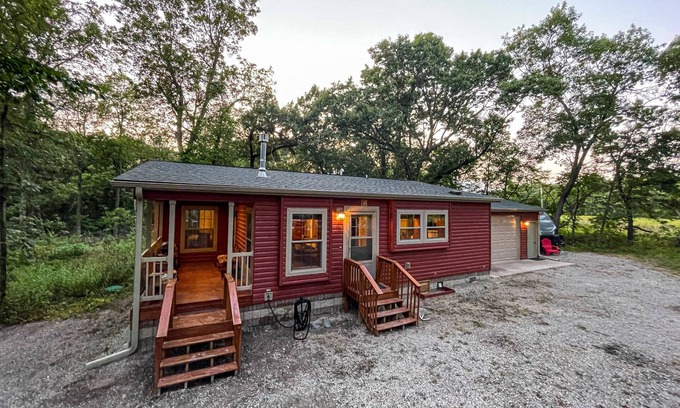 Moravia Cabin | CLOSEST Cabin to Rathbun Lake - Unique Cabin in the WOODS - Sleeps 10!