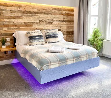 Bournemouth City Centre House | Cloud9 Guest House - by Coastline Retreats - Newly Renovated, Beautiful Ensuite Rooms Near Seafront in Town Centre, Netflix, SuperFast WiFi, Communal Kitchen