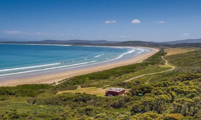 South Bruny Cabin | Cloudy Bay Cabin - Sometimes, the simplest pleasures in life are the best. This sums up Cloudy Bay Cabin; an unpretentious and welcoming little timber cottage surrounded by South Bruny National Park and just metres from the shores of beautiful Cloudy