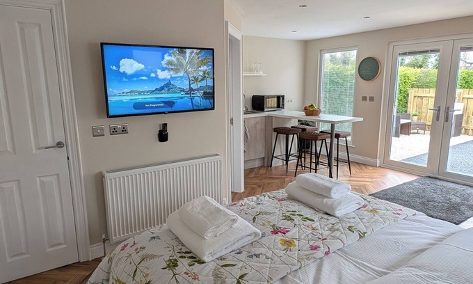 Crumlin Cabin | Clover Cottage - country lodge - Close to Belfast international Airport