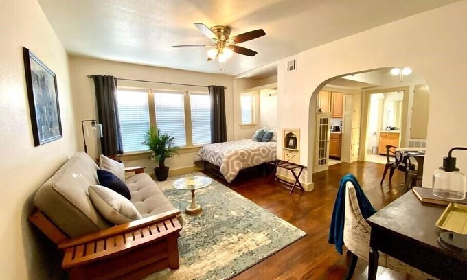 Midtown Apartment | [CLR 05] Midtown Studio near the Streetcar, walking distance to Downtown