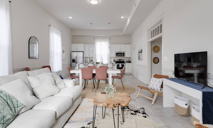 Issue House | Coastal Charm and Convenience: Luxurious 5-Bedroom Just Steps From Downtown