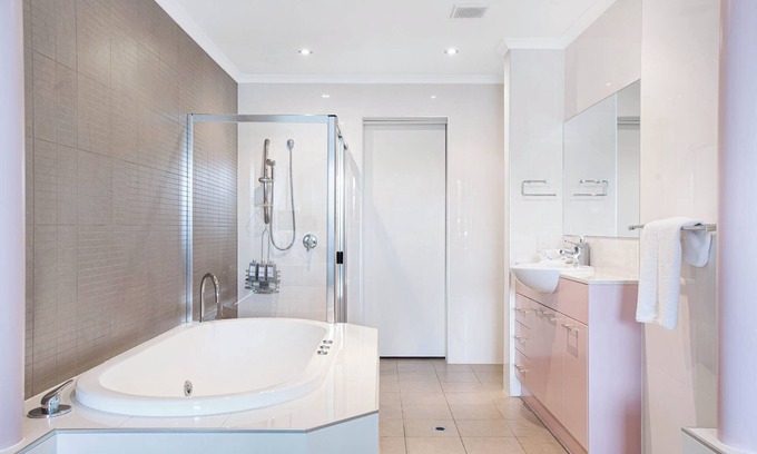 Fleurieu Peninsula Apartment | Coastal Charm – Modern Coastal Apartment with Ocean Views