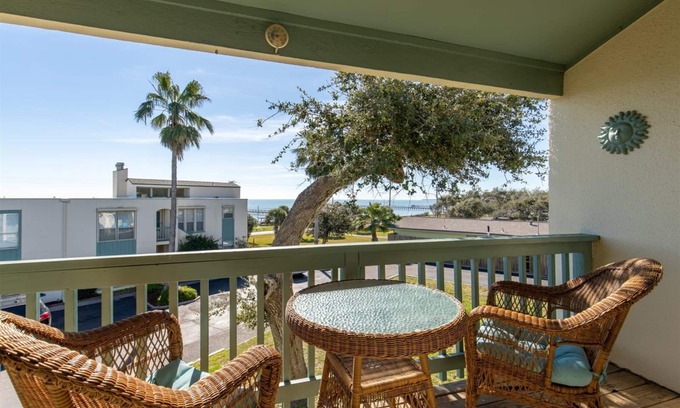 Sailhouse Condo | Coastal Charm | Pet Friendly, Pool + Tennis Access
