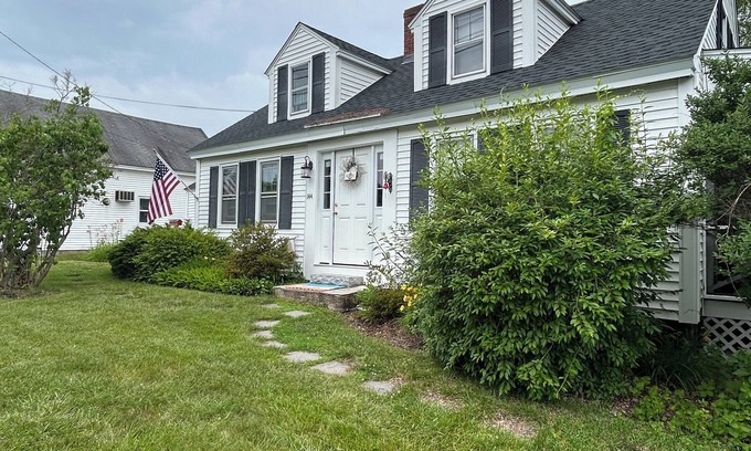 Moody House | Coastal Comfort: Family-Friendly 2BR Beach House in the Heart of Wells