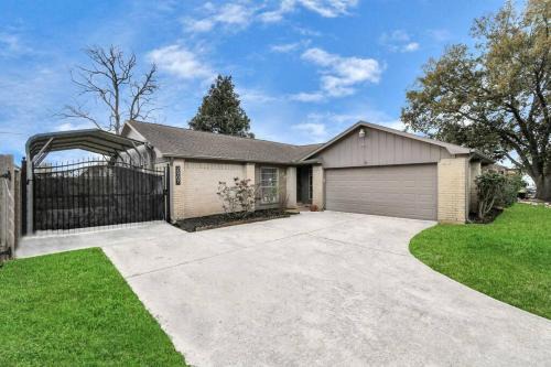 League City House | Coastal Comfort Moments from the Boardwalk with Gated Boat Parking