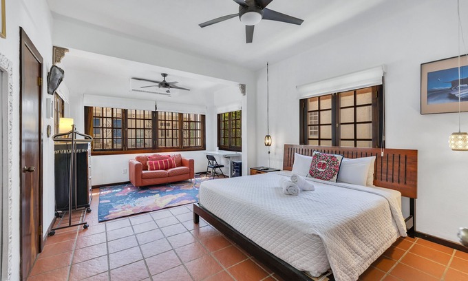 Parque Ski Chalet | Coastal Comfort: Spanish Villa Steps from the Sand