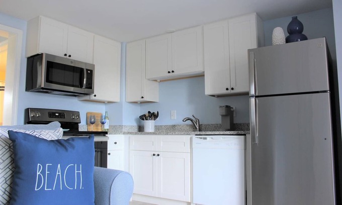 Wells Beach Condo | Coastal Condo with Pool at Wells Beach