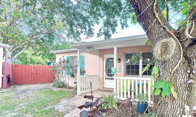 Cocoa Beach Cottage | Coastal Cottage 227 - Walk to Beach, King Bed