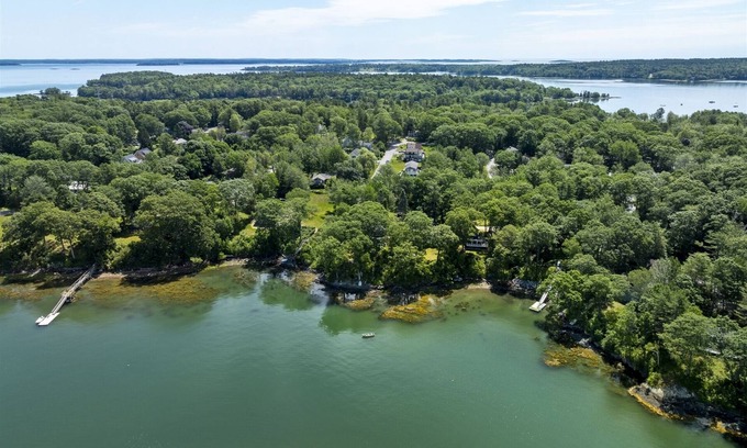 Yarmouth House | Coastal Cottage on Cousins Island: Oceanfront Getaway