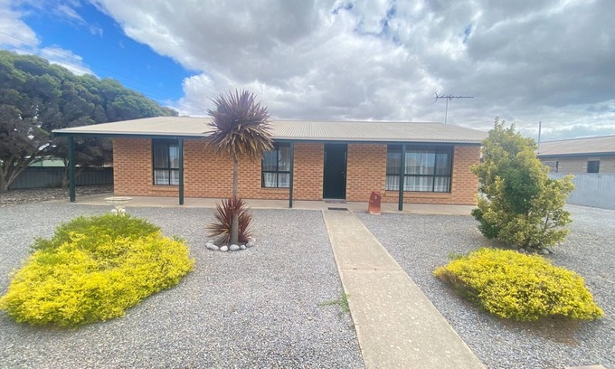 Melville House | Coastal Cottage - Short walk to beach. Off peak special!