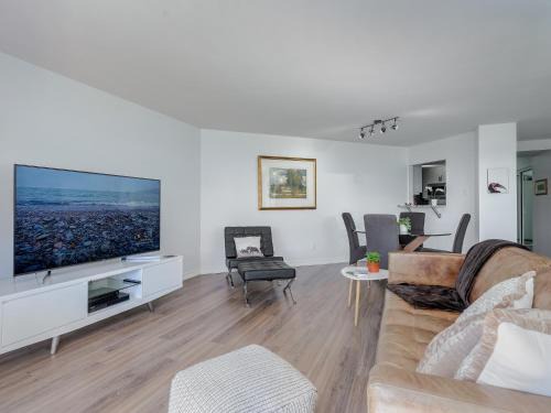 Inner Harbour Apartment | Coastal Duet - min 3-Day Stay Breathtaking Views with Work Desk by Victoria Prime!
