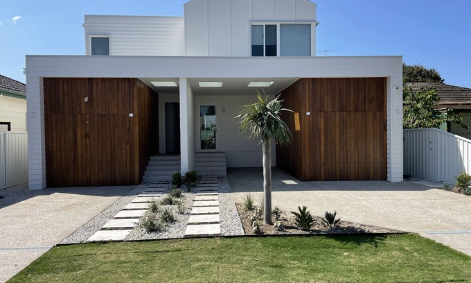 Towradgi House | Coastal duplex with everything at your door step!