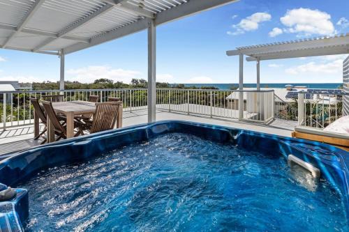 Marcoola Apartment | COASTAL ESCAPE - views rooftop terrace & jaccuzi