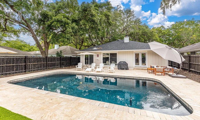 Saint Simons Heights House | Coastal Farmhouse, Private Pool! Walk to Redfern Vlg
