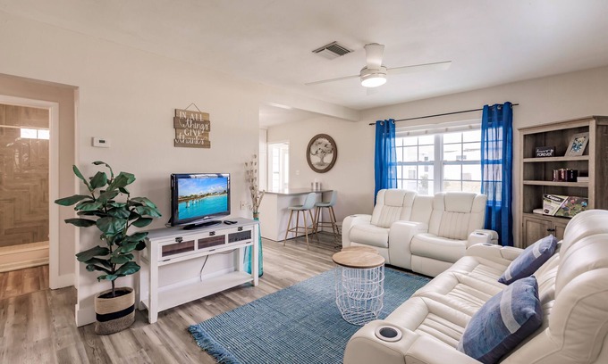 Venice Gardens House | Coastal home near beaches and downtown Venice! Pet friendly.