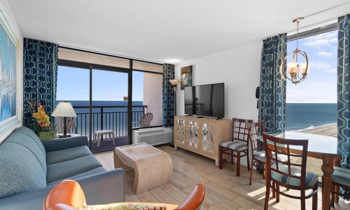 Myrtle Beach Hotel | Coastal King Suite with Free Breakfast 16th Flr