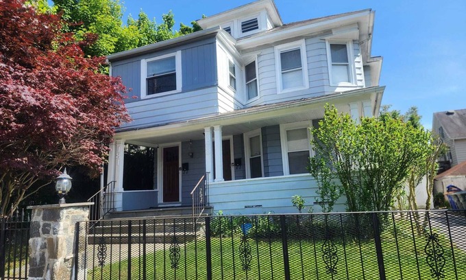 Brooklawn - St. Vincent Apartment | Coastal Work and Rest Retreat, 4-bedroom apartment with Free WiFi in Bridgeport