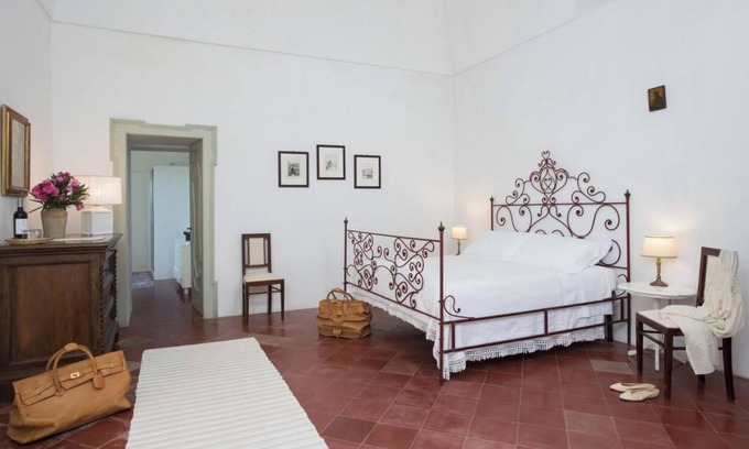 Casamassella Apartment | Coat of arms independent entrance room with access to park and pool
