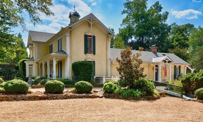 New Market House | Cochran-Jackson House: Step back in time and still enjoy the modern amenities!