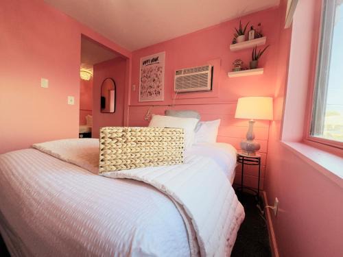 Sandusky Hotel | Cocktail Cabin Themed Guest Room