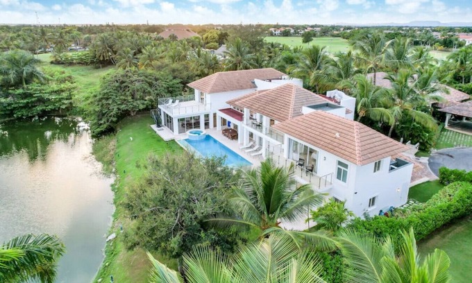 Bavaro Villa | Cocotal Mansion: Two villas ideal for groups with pools, Jacuzzi & full staff