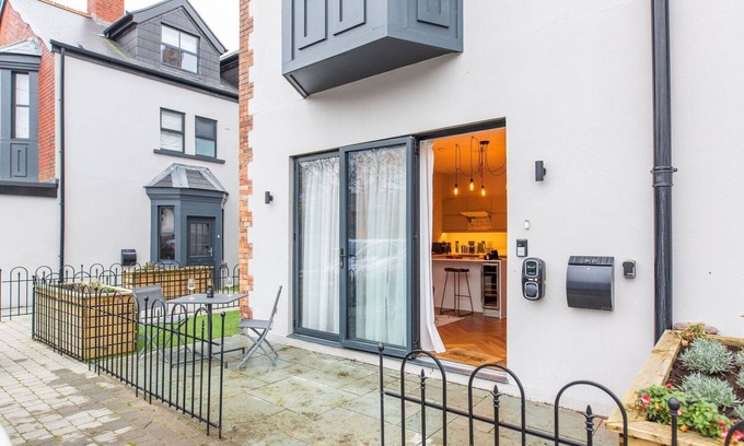 Pontcanna Apartment | Cohost Partners Charming 2BR in Cardiff with Parking