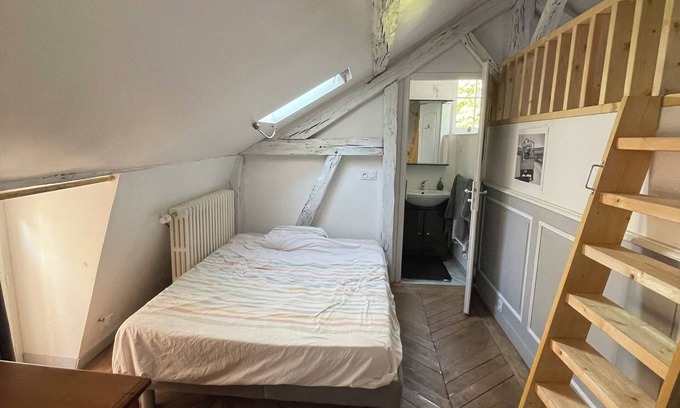 Saint-Georges-du-Bois Bed & Breakfast | Colas guest rooms with swimming pool for rent Le Mans/Circuit 24 H