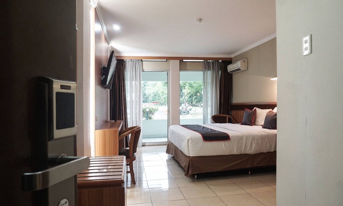 South Tangerang Hotel | Collection O 92122 Series Hotel Serpong