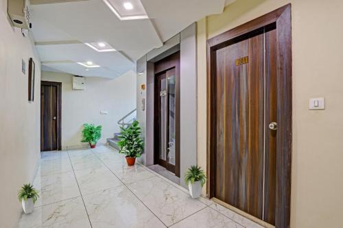 Vadodara Hotel | Collection O Hotel Raj Palace