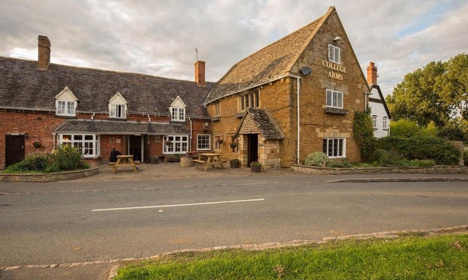 Quedgeley Hotel | College Arms