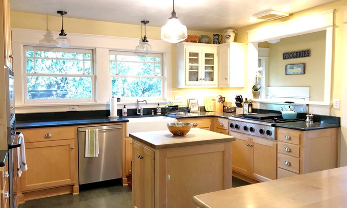 Amazon House | College Sweetheart! 2 blocks from UO on a beautiful street!