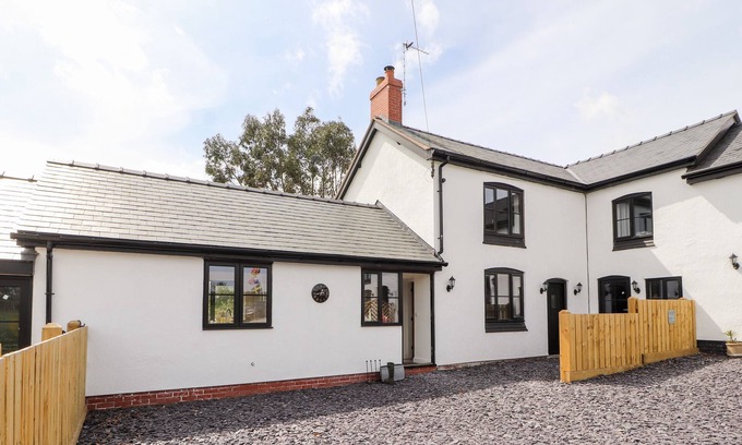 Northop Hall Cottage | COLOMENDY ALPACA FARM - FARM HOUSE, family friendly in Northop Hall