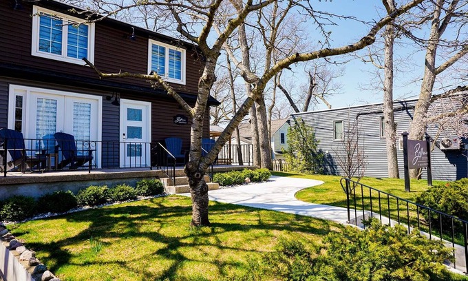 Grand Bend Cottage | Colonial Hotel & Suites - Bellevue Chateau