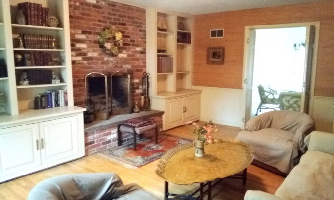 Brookfield House | Colonial in the historical center of town