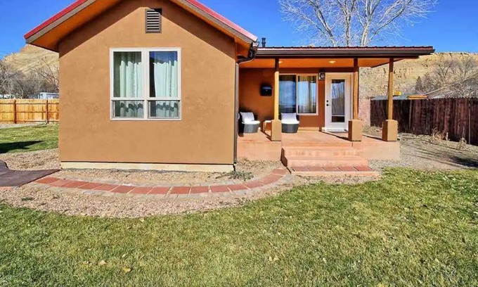 Palisade House | Colorado River B&B: riverside casita in Palisade