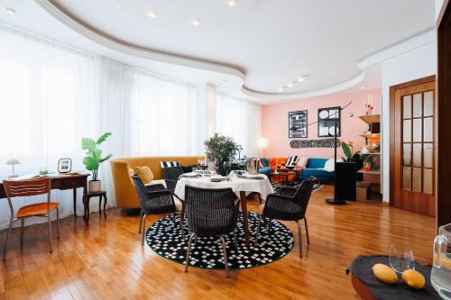 Stari Grad Apartment | Colored Happiness 115m2 with Balcony Old Town