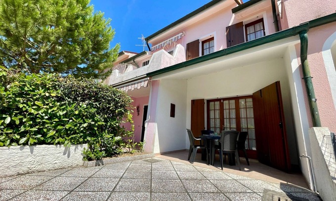 Porto Santa Margherita Villa | Colorful villa close to the sea