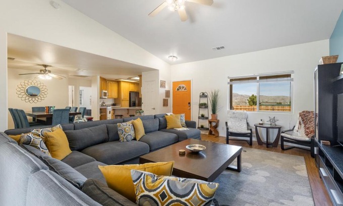 Joshua Tree House | Colorful Cactus - Hot Tub, BBQ and Fire Pit! home