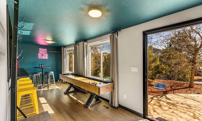 Dayton Triangle Apartment | Colorful Game Casa | BBQ | FIREPIT